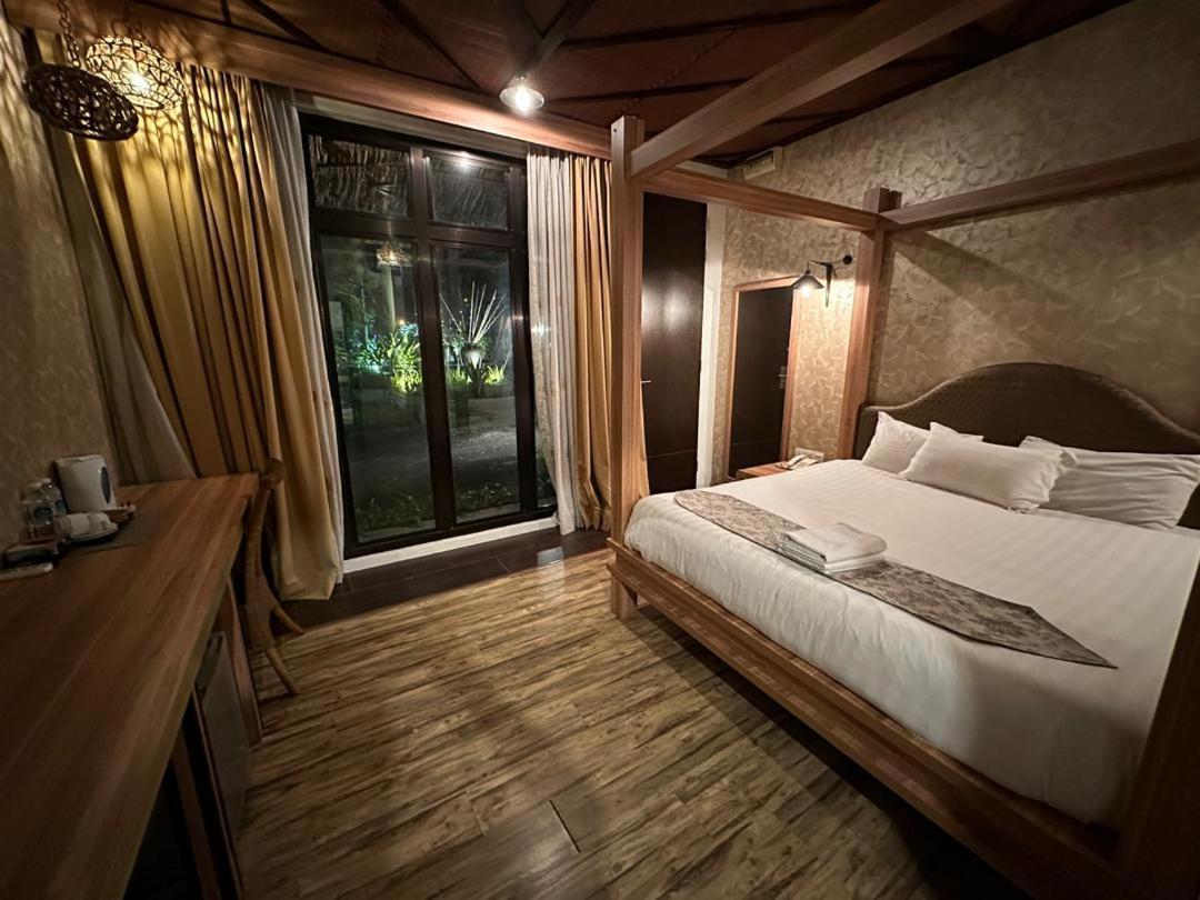 I Garden Hotel Ипох Екстериор снимка